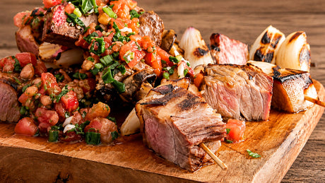 Anticuchos de lomo vetado con pebre picante