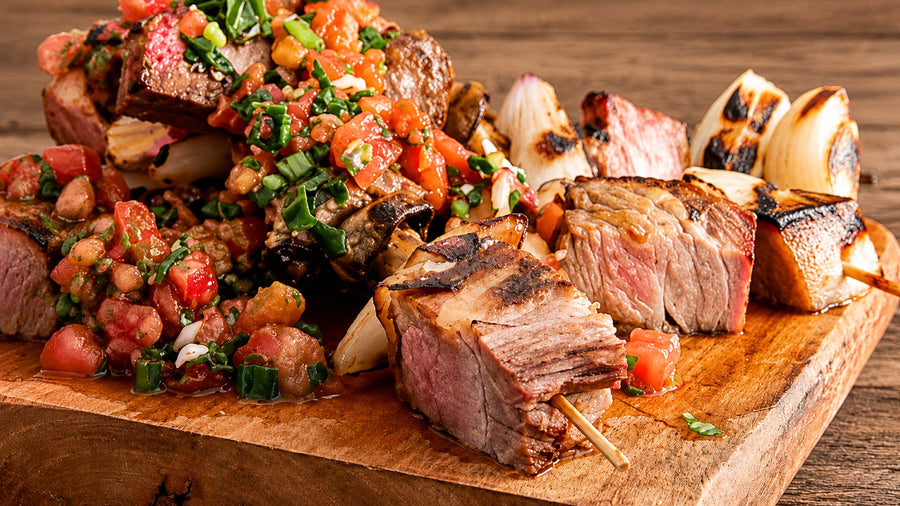 Anticuchos de lomo vetado con pebre picante