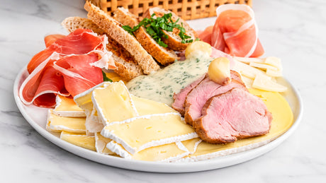 Antipasto con chuletas kassler, ajos asados y quesos