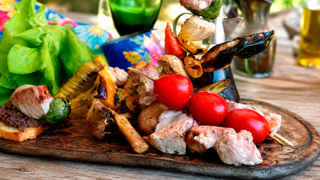 Brusquetas con pasta de aceitunas, pinchos de tomates