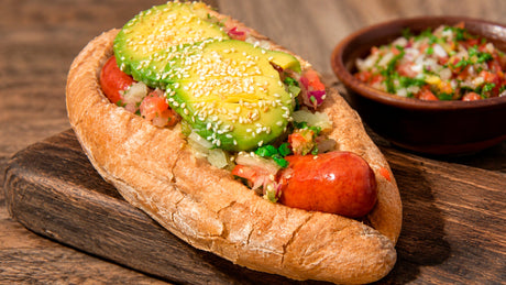 Choripán con pebre y palta al sésamo
