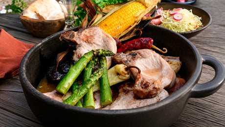 Chuletas al horno con cebollas y espárragos