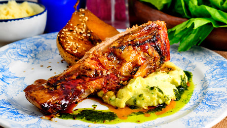Costillar con sésamo y puré de garbanzos