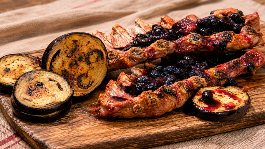 Costillas asadas con berenjenas y arándanos