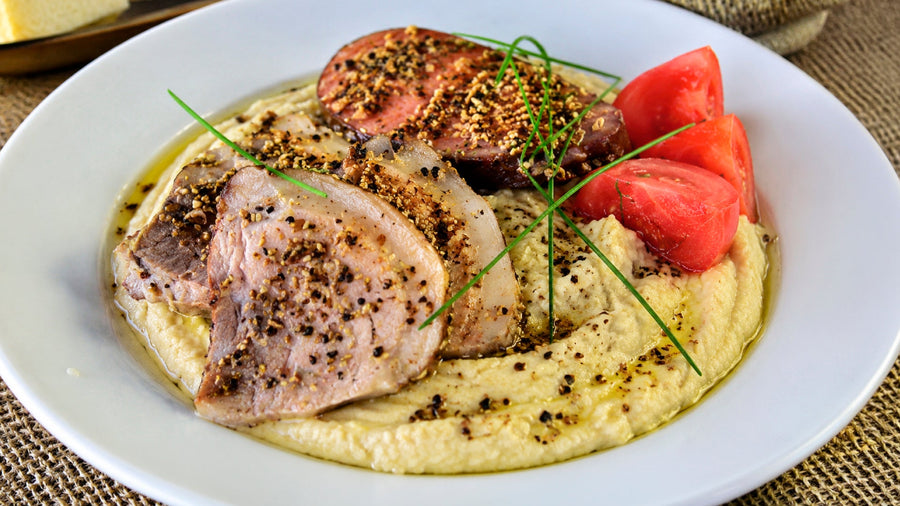 Crema de garbanzos, pernil y ají de color