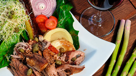 Ensalada con carne mechada de cerdo al vino