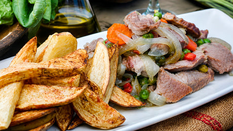 Entrañas de cerdo con arvejas y papas fritas caseras