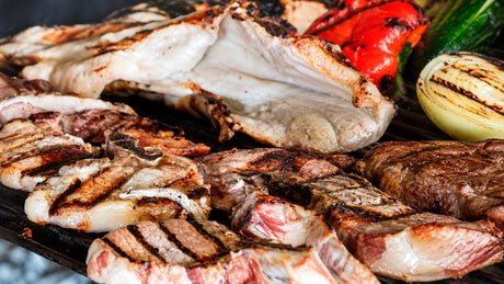 Gran parrilla de cerdo y verduras asadas