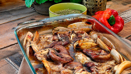 Hocico o nariz de cerdo con caldo de costillas y vino blanco