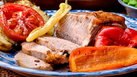 Lomo al horno de barro con papas asadas y tomates asados