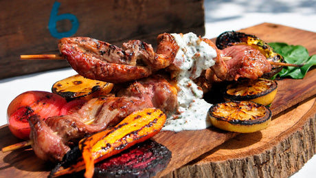 Malaya al palo con crema al ciboulette y verduras con limón
