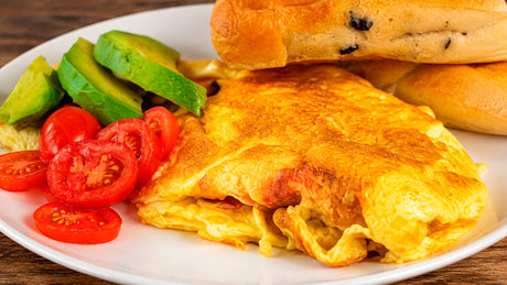 Omelette con huevos de campo, tocino y jamón acaramelado