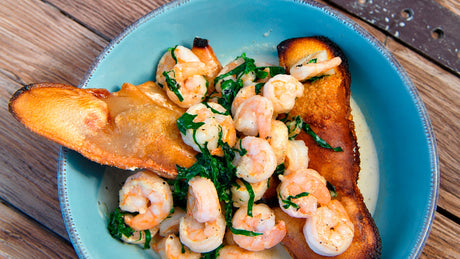 Orejas fritas en manteca con camarones al ajillo y albahaca