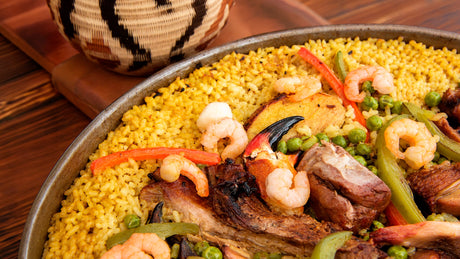 Paella en caldo de cabeza, chancho y costillar