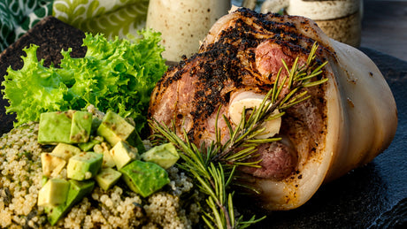 Pernil al merkén con pebre de quinoa, cochayuyo y palta