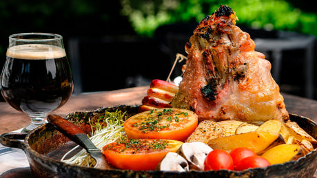 Pernil braceado a la cerveza negra y vegetales