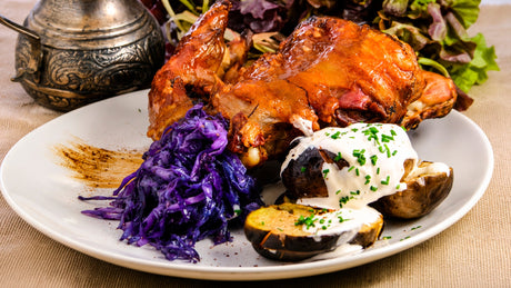 Pernil con chucrut casero, papas con crema ácida casera