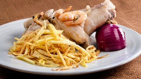 Pernil con papas hilos, camarones y machas