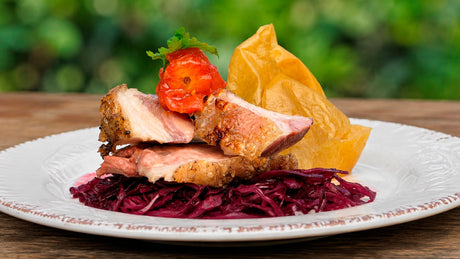 Pernil deshuesado con chucrut de repollo morado
