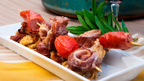 Pincho de entrañas a la sal con jugo de tomates y longanizas