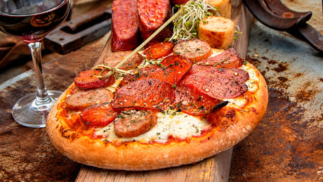 Pizza casera con chorizo, salame y tocino