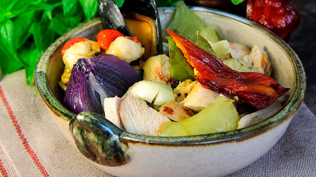 Pulpa mariscal con pollo, choritos, ostiones, cebolla morada