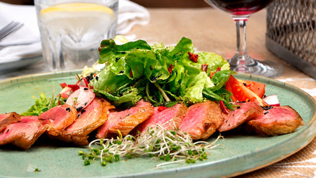 Roast beef de solomillo, sésamo negro y lechuga con dressing