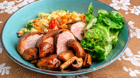 Solomillo a la miel con ensalada rusa y champiñones