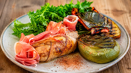 Solomillo con jamón serrano y verduras asadas