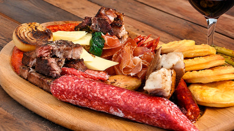 Tabla al chancho con solomillo, salame y jamón pierna