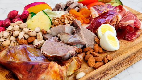 Tabla de lengua, jamón serrano, quesos y frutos secos