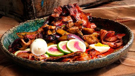 Tocino asado con champiñones y huevos de campo