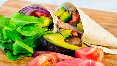 Tortillas mexicanas rellenas con lomo, palta